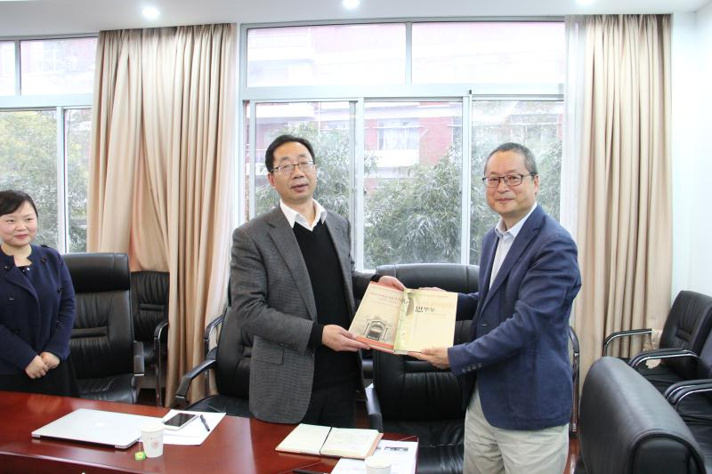 我院向上海交大外语学院赠送《思华年》、《yl6809永利官网外语学科90年史稿》