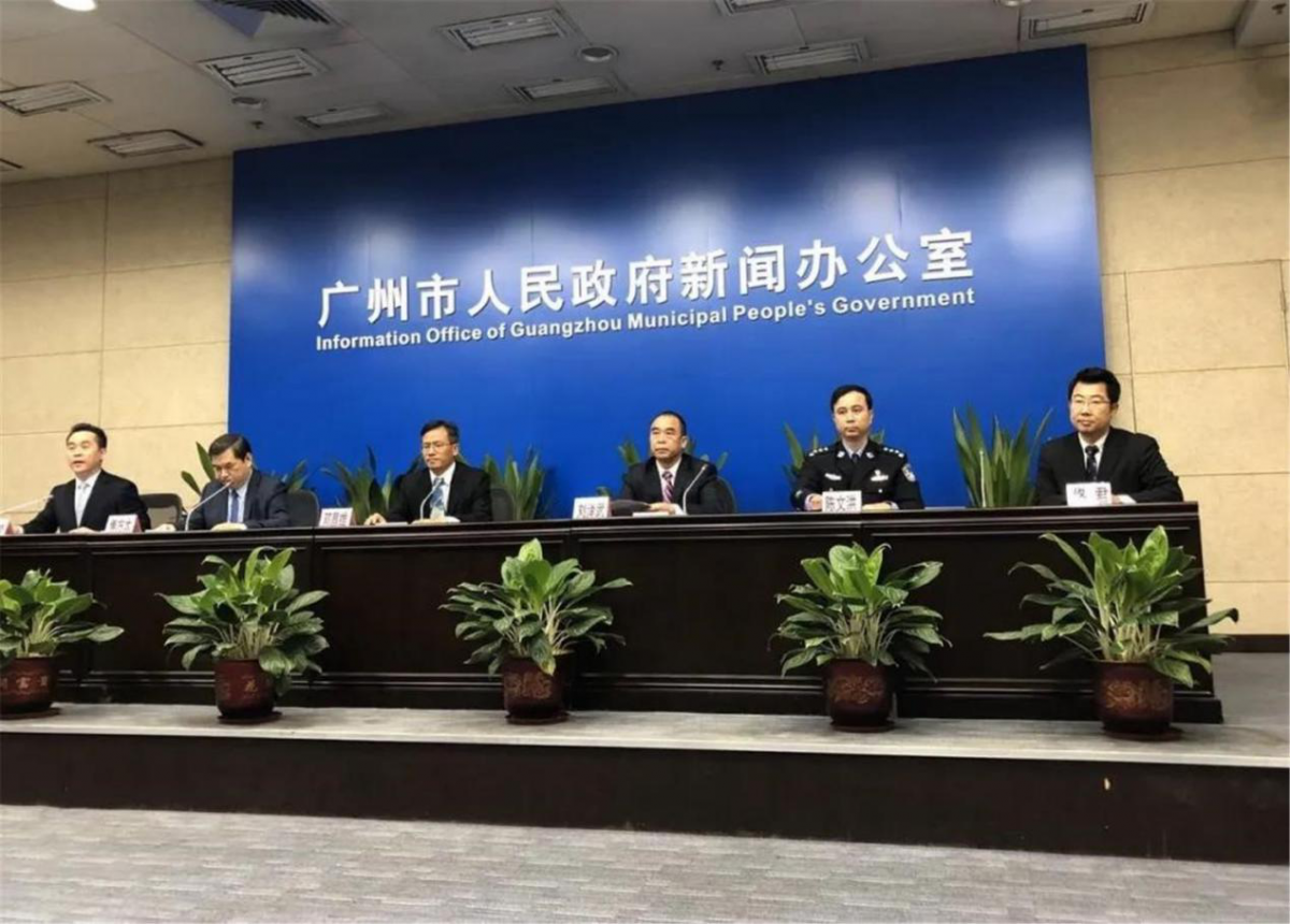佟君教授(右一)参加广州市政府新闻办举行第25场疫情防控保障专题通气会(涉外疫情服务保障专场)